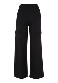 Pantalon noir à jambes larges avec taille élastique et poches cargo à rabat de chaque côté, présenté sur fond blanc.