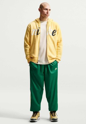 Nike Sportswear, M NK WR LND PANT 26 - Træningsbukser - malachite topaz gold topaz gold
