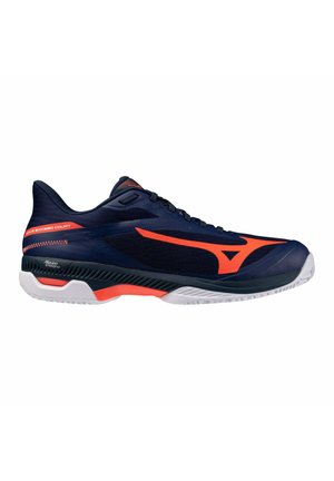 Dunkelblauer Sportschuh mit leuchtend orangefarbenem Logo und Akzenten, weißer Sohle und niedrigem Schnitt für Hallensportarten.