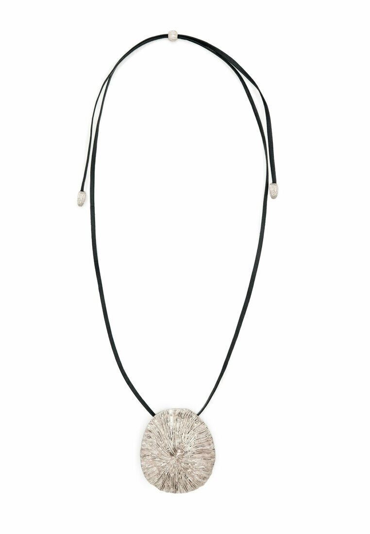 Collier en corde noire avec un grand pendentif rond en argent texturé et trois petites perles en argent, présenté sur fond blanc.