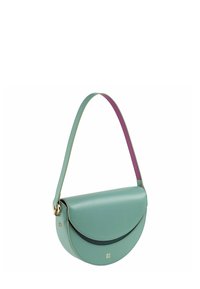 Borsa a spalla in pelle verde con patta arrotondata, hardware dorato e tracolla viola a contrasto. Texture liscia e design minimalista.