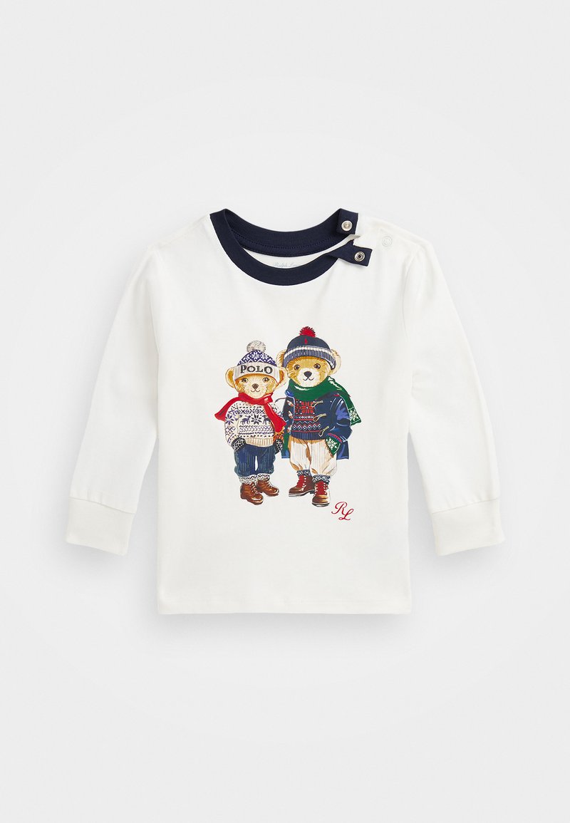 Camicia bianca in cotone a maniche lunghe con una stampa colorata raffigurante due orsi cartoon vestiti per l'inverno, con colletto blu navy e dettagli con bottoni.