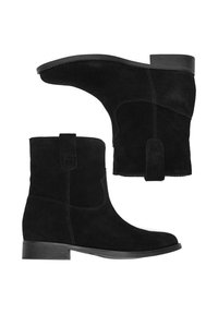 Bocanci negri din suede, până la gleznă, cu vârf rotund, toc mic și o fanta laterală pentru a fi ușor de încălțat. Talpă netedă cu detalii minime de cusătură.