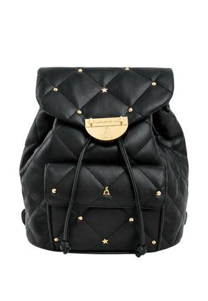 Zaino in pelle nera trapuntata con borchie dorate, tasca frontale, chiusura con coulisse e fibbia in metallo dorato incisa con "L'Atelier du Sac".