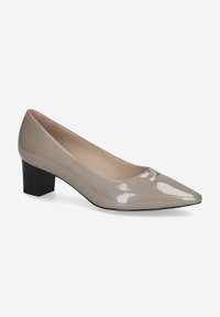 Pompe en cuir verni beige avec un bout pointu et un petit talon carré noir. Finition lisse avec un léger éclat et des bords arrondis au niveau du col.