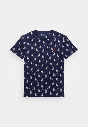 T-shirt en coton bleu marine avec motif de voiliers blancs, col ras du cou côtelé et petit logo rouge sur la poitrine. Manches courtes et coupe régulière.