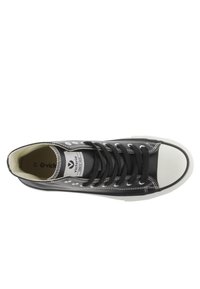 Zapatilla negra de lona con punta y suela de goma blanca, con cordones negros, acentos de costura y ojales. Incluye plantilla de marca.