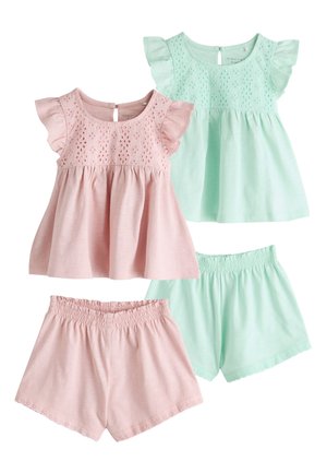 Due set di abbigliamento estivo per bambini con top ricamati e pantaloncini coordinati nei colori rosa pastello e verde menta.