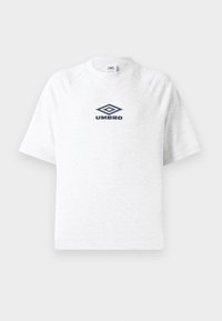 T-shirt bianco a maniche corte con collo girocollo, cuciture raglan e un logo Umbro nero centrato sul petto.