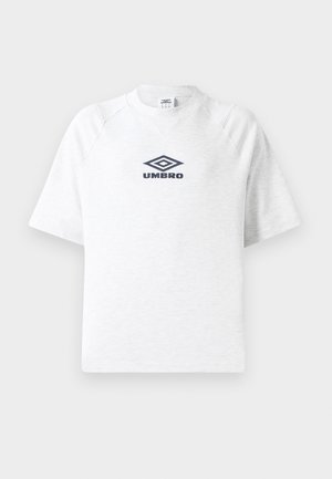 Biela krátky rukáv tričko s okrúhlym výstrihom, s raglánovými švami a čiernym logom Umbro umiestneným na strede hrudníka.