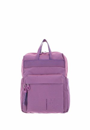 Sac à dos en tissu violet avec double poignées, un compartiment principal zippé, une poche avant et des accents de marque. Surface texturée avec des détails de couture.