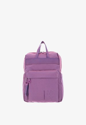 Sac à dos en tissu violet avec double poignées, un compartiment principal zippé, une poche avant et des accents de marque. Surface texturée avec des détails de couture.