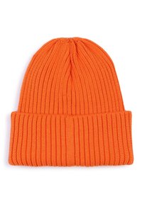 Bonnet en tricot orange avec un design côtelé, doté d'un revers tourné vers le haut à la base et d'un sommet rond sans couture. Texture douce tout au long.