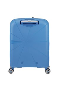 Valigia rigida blu con un motivo testurizzato a raggi di sole, dotata di una maniglia superiore e quattro ruote per una facile mobilità.