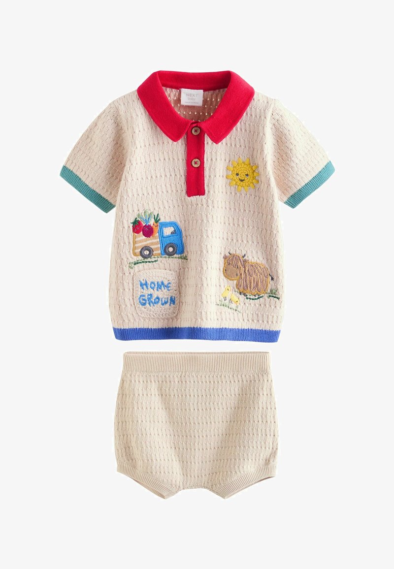 Ensemble bébé beige tricoté avec col rouge, bords de manches bleu sarcelle, ourlet bleu, orné de broderies représentant un soleil, un camion avec des légumes, un mouton avec des poussins, et le texte "Home Grown".