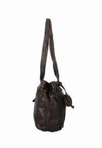 Sac en cuir marron avec une texture douce, une forme décontractée et une longue sangle. Il est doté d'une fermeture à cordon et d'un pendentif en forme d'ancre décoratif.