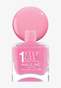 Rosa gel neglelakk i klar firkantet flaske med avrundet rosa hette. Etiketten inkluderer "1 STEP GEL MANICURE NAILS.INC LONDON," 14mL kapasitet.