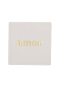 Kwadratowa biała tabliczka z wyrazem "amor" w wypukłych złotych literach na środku. Gładka tekstura z subtelnym detalem obramowania.