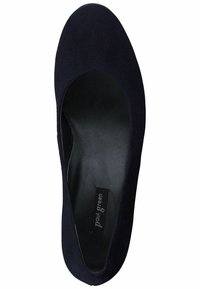 Scarpa piatta in suede blu navy con punta arrotondata, texture liscia e design minimalista. All'interno presenta una soletta nera con logo.