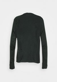 Dunkelgrüner Strickpullover mit langen Ärmeln, der ein strukturiertes Muster und offene Strickakzente an den Ärmeln und am Rücken aufweist.