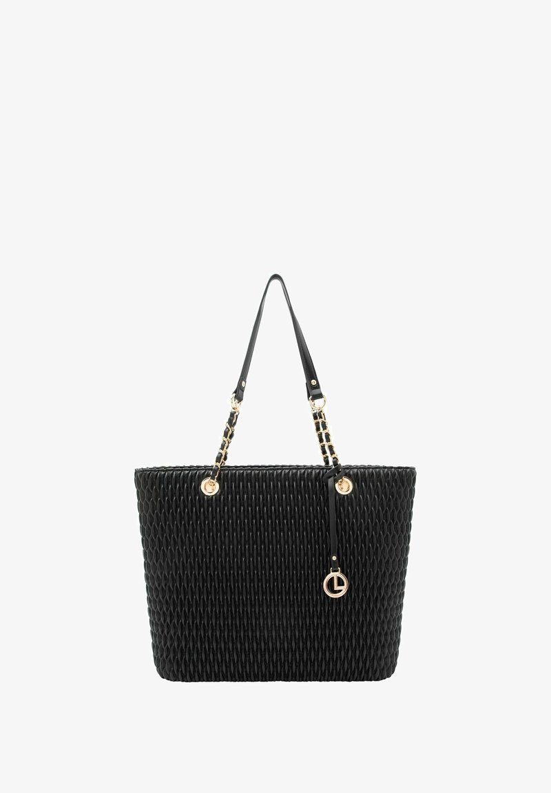 Sac cabas noir en tissage avec ferrures dorées. Comprend deux anses d'épaule noires et un charm décoratif attaché sur le côté.