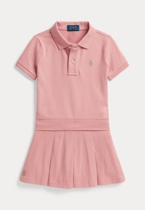 Vestido tipo polo rosa para niñas con mangas cortas, tapeta de dos botones, falda plisada y pequeño logo bordado en el pecho y el dobladillo.