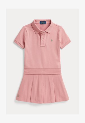 Robe polo rose pour filles avec manches courtes, patte de boutonnage à deux boutons, jupe plissée et petit logo brodé sur la poitrine et l'ourlet.