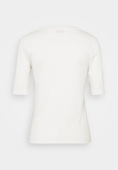Vit t-shirt med kort ärm och rund halsringning samt en mjuk, slät textur. Bakifrån visas en figursydd silhuett utan detaljer.