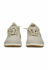 Beige Strick-Sneaker mit strukturierten Oberflächen, featuring Schnürsenkeldesign, weiße Zwischensohle und Gummilaufsohle mit braunem Profil.