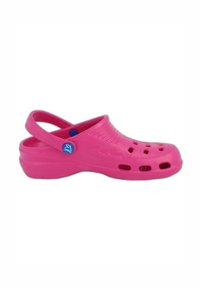 Roze rubberen klompen met een rugband, ventilatiegaten en een blauwe logo-knop. Gladde textuur en rond teenontwerp.