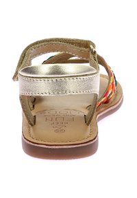 Sandali per bambini con una fascia metallica dorata, dettagli intrecciati multicolori e una suola beige con logo. Design flat per il massimo comfort.