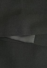 Tessuto nero con una texture liscia, caratterizzato da un dettaglio a strisce diagonali di una tonalità di nero più scura sotto una piega.