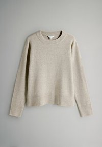 Béžový sveter z mäkkej, štruktúrovanej látky. Okrúhly výstrih, dlhé rukávy, rebrované manžety a spodný lem. Neformálny strih, minimalistický dizajn.