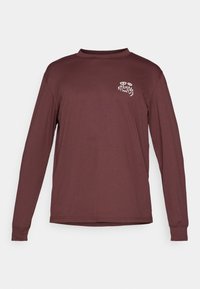 T-shirt de manga longa em cor vinho, feito de tecido suave, com um decote redondo e impressão gráfica branca no lado esquerdo do peito.