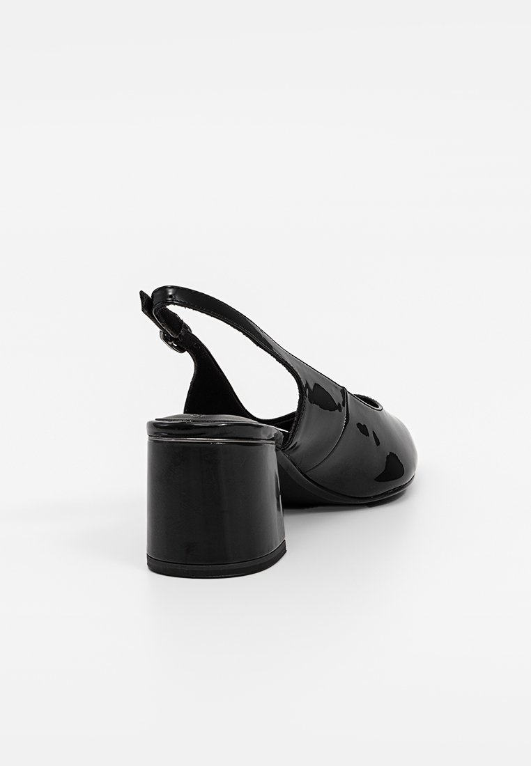 Schwarze Patentschlussel-Slingback-Schuhe mit abgerundeter Zehe und einem stabilen Absatz. Sie verfügen über eine glatte Oberfläche und einen verstellbaren Riemen.