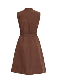 Rochie maro fără mâneci, cu guler și curea din material, lungime până la genunchi, prezentată din spate pe un fundal alb.