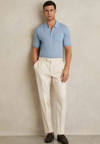 Reiss REGULAR FIT-NELSON PATCH POCKET - Pólóing - mid blue