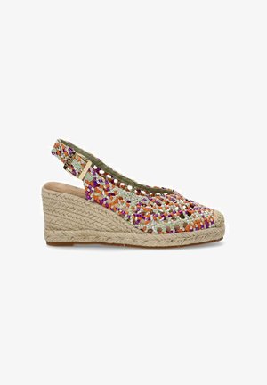 Sandalia de cuña de esparto trenzada que presenta hilos multicolores en naranja, púrpura y verde, con una suela de cuerda de yute y una correa trasera ajustable.