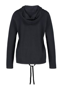 Schwarzer Hoodie mit Kordelzug hinten, langen Ärmeln, weichem Material und einem schlichten Design. Keine sichtbaren Logos oder Muster.