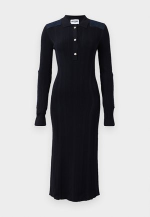 Czarna sukienka dzianinowa z prążkowanej tkaniny, posiadająca kołnierzyk, zapięcie na pięć guzików, długie rękawy oraz denimu na ramionach.