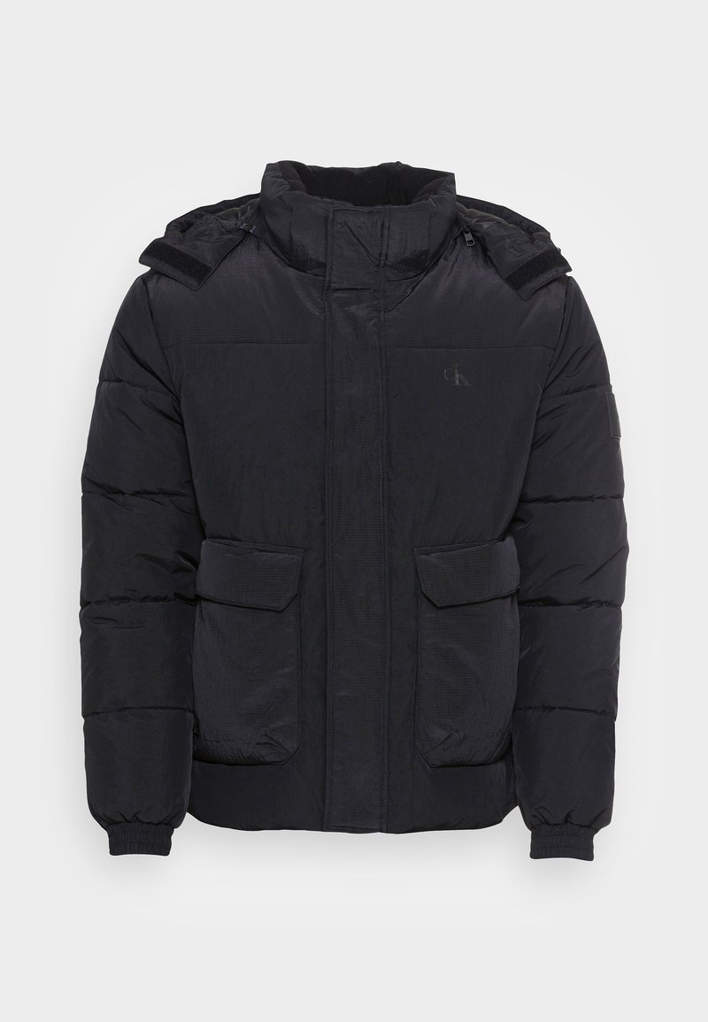 Herren Leichte Jacken | Calvin Klein Jeans DOWN HOODED PUFFER Winterjacke black/schwarz - JD53975 Herren Leichte Jacken | Calvin Klein Jeans DOWN HOODED PUFFER Winterjacke black/schwarz - JD53975