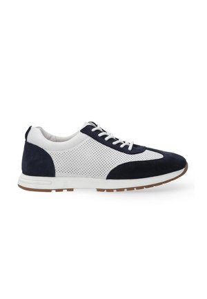 Trainers - white