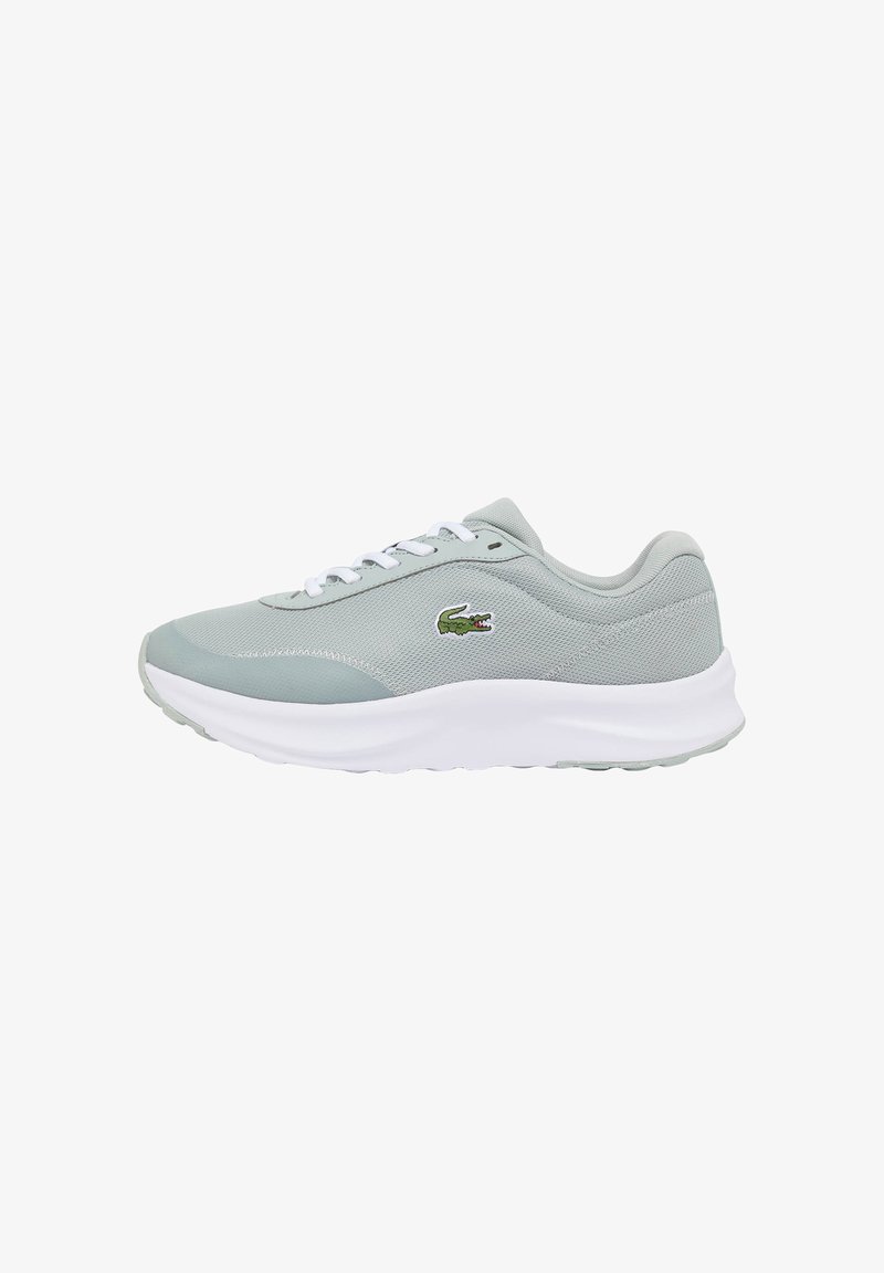 Chaussure de sport gris clair avec semelle et lacets blancs, dessus en tissu mesh et logo crocodile vert sur le côté.