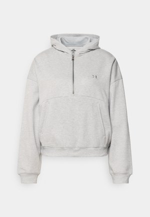 Siva kapucar s kapuco iz mehke tkanine, z zgornjim delom na pol zadrgo, žepom v stilu kenguruja ter rebrastimi manšetami in robom. Logotip na prsih.