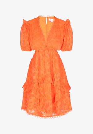 Narancssárga ruha rövid puffos ujjal, mély V nyakú, réteges fodrokkal, virágmintával és kör alakú csipkével az alján.