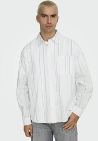 Witte overhemdd met lichtblauwe strepen, lange mouwen, een kraag en een borstzak aan de linkerkant. Gemaakt van een lichtgewicht stof.