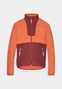 Giacca in fleece con colletto alto, presenta blocchi di colore arancione e bordeaux, tasche con zip e un logo discreto sul petto.