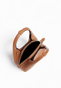 Borsa a tracolla in pelle marrone con doppi manici e cerniera superiore aperta, vista dall'alto su sfondo bianco.