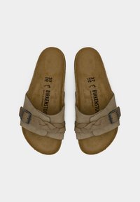 Καφέ σουέντ σανδάλια με πλεξούδα σχεδιασμένη στο λουράκι και μεταλλικό αγκράφα. Εργονομική σόλα για άνεση. Μέγεθος 37 σημειωμένο στο εσωτερικό.