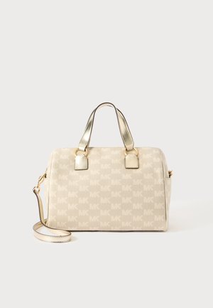 Sac à main rectangulaire beige avec motif répétitif "MK", poignées dorées et bandoulière réglable sur fond uni.